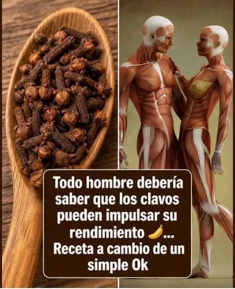 Clavos de olor secos junto a una taza de infusión caliente sobre una mesa de madera.