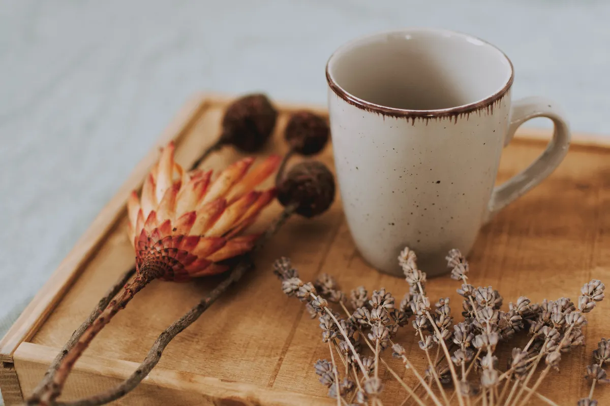 Taza de té de manzanilla con flores secas
