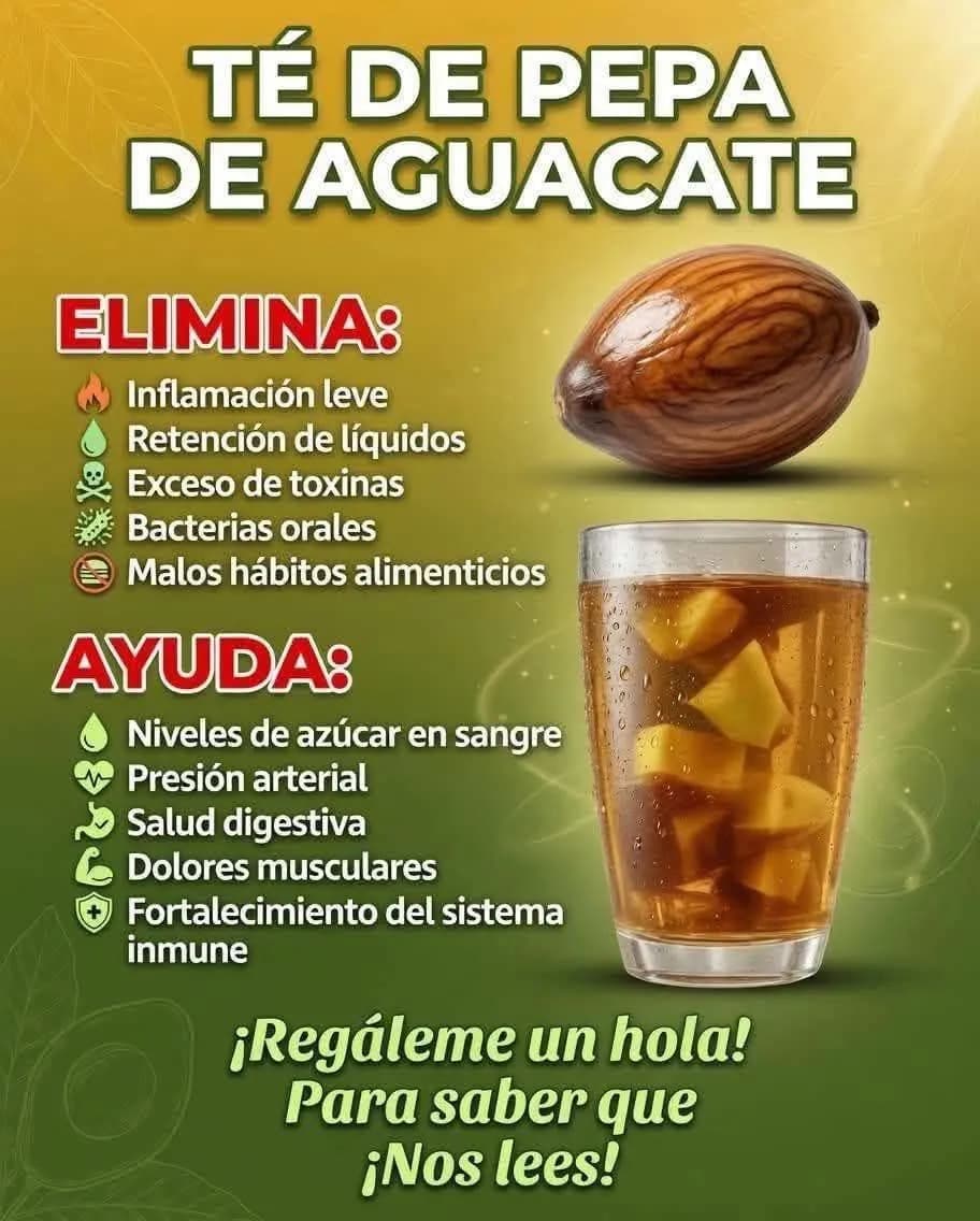 Semilla de aguacate junto a una taza de té preparado con trozos de semilla sobre una mesa de madera.
